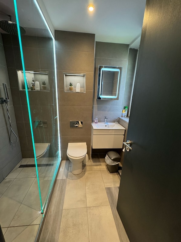 Dusche, Haartrockner, Handtücher, Seife