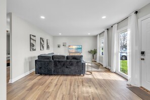 Smart TV - Stylish 3BR Near Woodfield Mall and Parks (Streamwood)