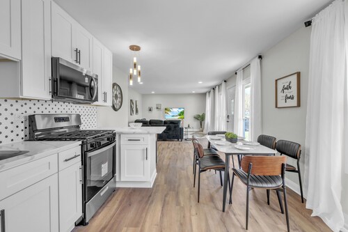 Stylish 3BR Near Woodfield Mall and Parks