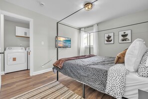 3 bedrooms, iron/ironing board, WiFi, bed sheets - Stylish 3BR Near Woodfield Mall and Parks (Streamwood)