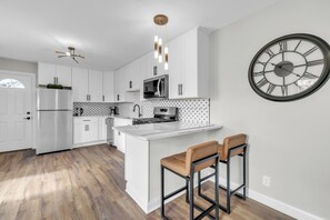 Fridge, microwave, oven, stovetop - Stylish 3BR Near Woodfield Mall and Parks (Streamwood)