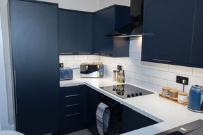 Geladeira, micro-ondas, fogão, cooktop