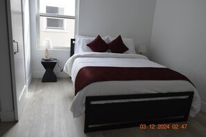 2 makuuhuonetta, työpöytä, silitysrauta/-lauta, ilmainen Wi-Fi