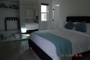 2 bedrooms, desk, iron/ironing board, free WiFi - Dimond Abode; Modern Family Vacation Rental in Oakland | Steps from Markets & Cafés (Oakland)