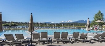 NEW - Modern Black Butte Ranch Getaway - 3BR w/ Game Room and Hot Tub