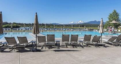 NEW - Modern Black Butte Ranch Getaway - 3BR w/ Game Room and Hot Tub