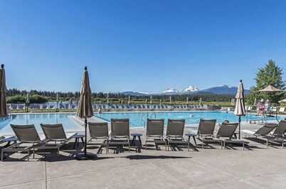 NEW - Modern Black Butte Ranch Getaway - 3BR w/ Game Room and Hot Tub