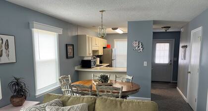 Charming 2-bedroom condo with WiFi, AC in gorgeous Kitty Hawk