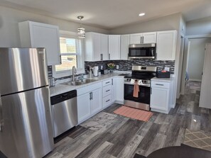 Refrigerador, parrilla de estufa, lavavajillas y tostadora 