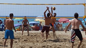 بالقرب من الشاطئ