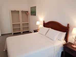 2 chambres, fer et planche à repasser, lit parapluie, Wi-Fi gratuit