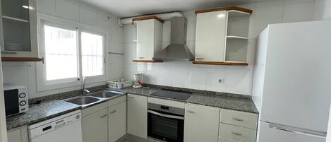 Refrigerador, microondas, horno y lavavajillas