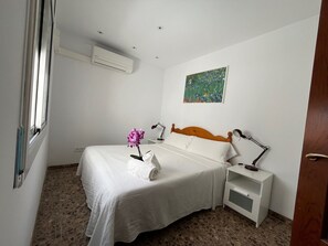 2 chambres, bureau, fer et planche à repasser, accès au Wi-Fi (inclus)