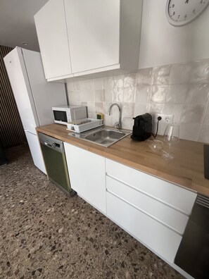 雪櫃、微波爐、焗爐、爐具