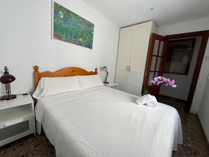 2 bedrooms, desk, iron/ironing board, free WiFi - Comfort & Relaxation in the center of Calafell (Calafell)