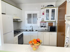 Fridge, microwave, oven, toaster - Taste of the Sea apartment (Calafell)
