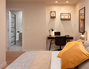 Tabla de planchar con plancha, acceso a internet y ropa de cama 