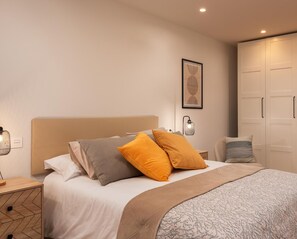 Ferros/tábuas de passar roupa, acesso à internet, roupa de cama