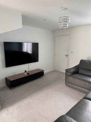 TV - House - Sleeps 6 - Parking (Coventry)