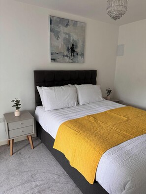 3 bedrooms, WiFi, bed sheets - House - Sleeps 6 - Parking (Coventry)