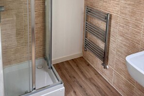 Douche, serviettes fournies