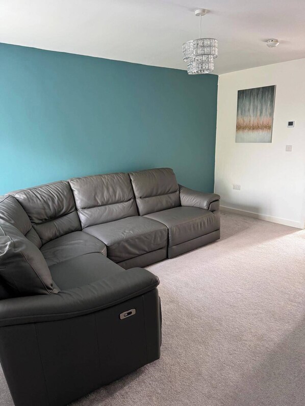 TV - House - Sleeps 6 - Parking (Coventry)