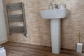 Shower, towels - House - Sleeps 6 - Parking (Coventry)