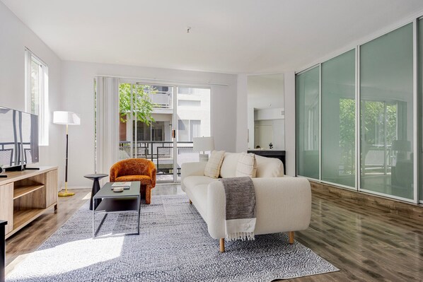 Een televisie en een stereo