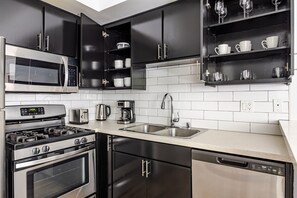 Een koelkast, een magnetron, een oven, een vaatwasser