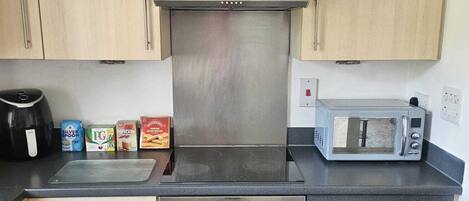Frigorífico, microondas, horno y placa de cocina