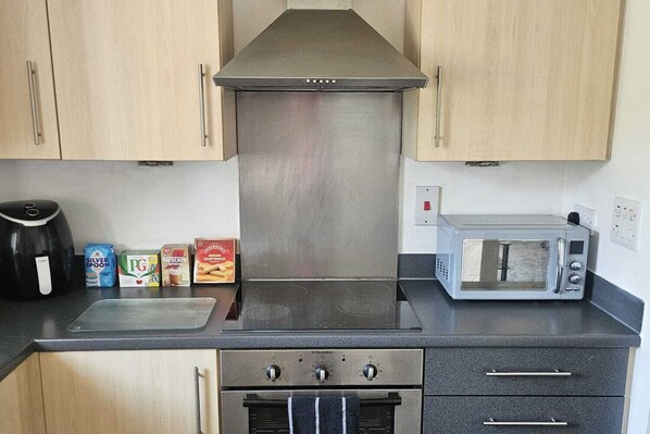 Refrigerador, microondas, horno y parrilla de estufa