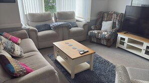 Living area - 5 Bed Villa - Sleeps 10 - Pets - Garden - Parking (Skegness)