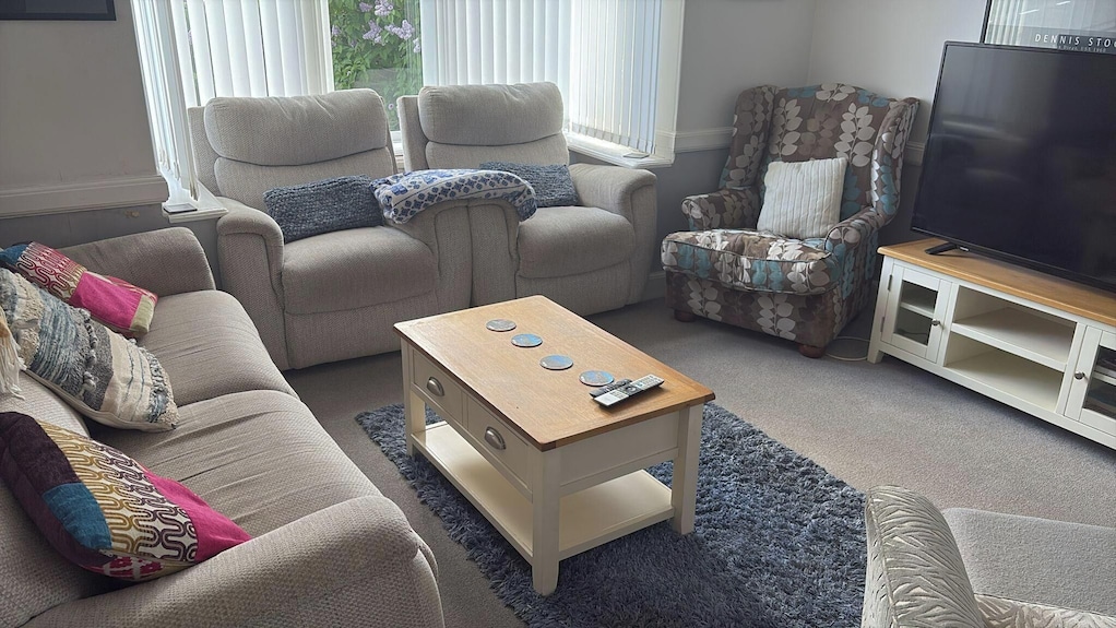 5 Bed Villa - Sleeps 10 - Pets - Garden - Parking - Skegness Beach