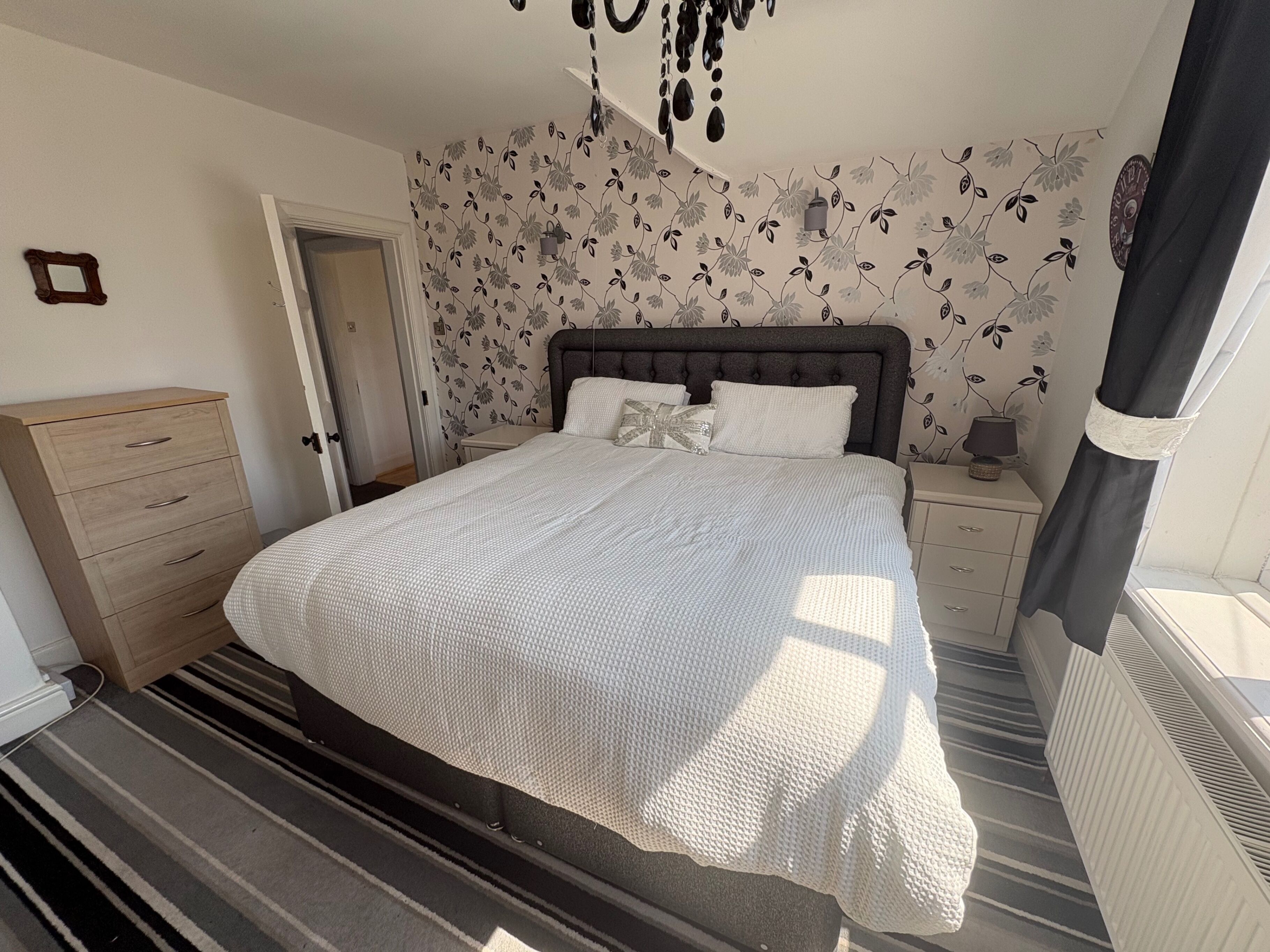 5 bedrooms, iron/ironing board, WiFi, bed sheets