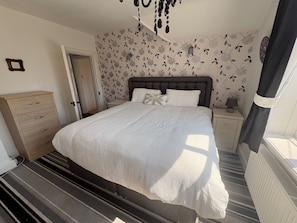 5 bedrooms, iron/ironing board, WiFi, bed sheets