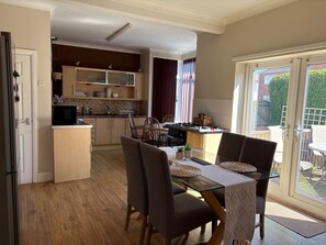 Private kitchen - 5 Bed Villa - Sleeps 10 - Pets - Garden - Parking (Skegness)