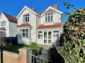 Exterior - 5 Bed Villa - Sleeps 10 - Pets - Garden - Parking (Skegness)