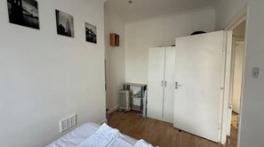 2 chambres, coffres-forts dans les chambres, fer et planche à repasser
