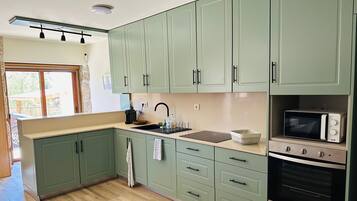 Jääkaappi, mikroaaltouuni, uuni, liesi