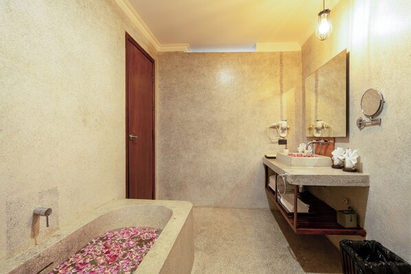 A bathroom with a bathtub, a sink, a mirror, and a trash bin. - Angkor Breeze Hotel & Spa (Siem Reap)