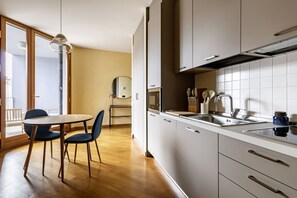 Réfrigérateur, micro-ondes, plaque de cuisson, lave-vaisselle