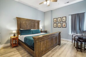 5 bedrooms, desk, iron/ironing board, WiFi (free)