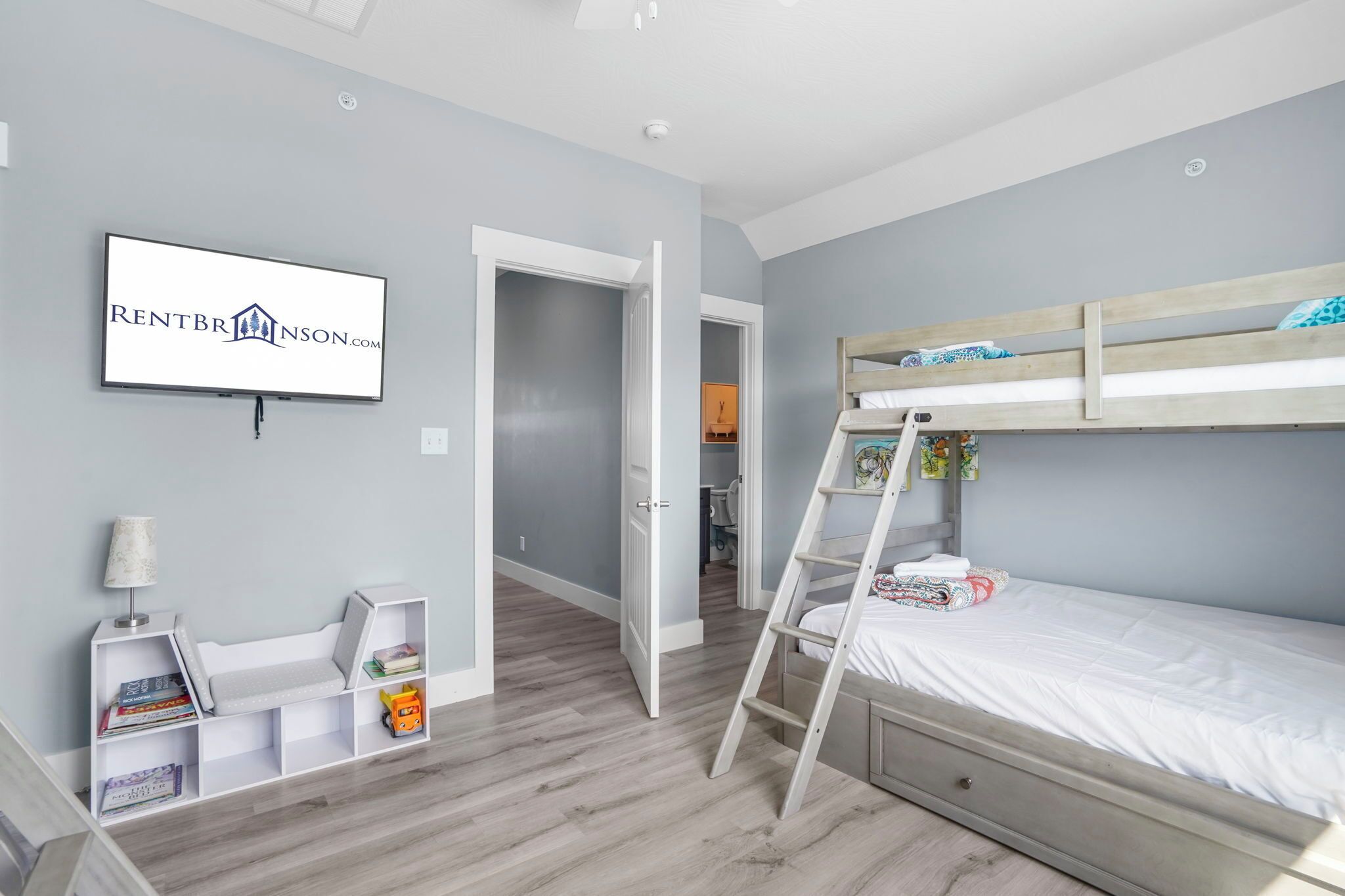 5 Schlafzimmer, Schreibtisch, Bügeleisen/Bügelbrett, kostenloses WLAN
