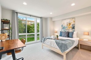 3 dormitoris, planxa i posts de planxar i un bressol de viatge 