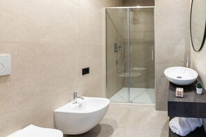 Shower, hair dryer, bidet, towels