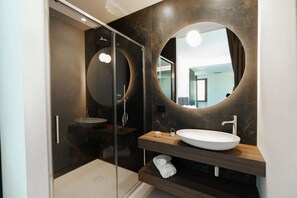 Regadera, secadora de cabello, bidet, toallas