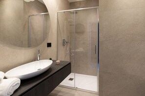 Douche, sĂšche-cheveux, bidet, serviettes fournies
