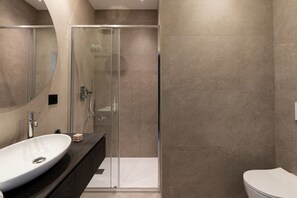 Shower, hair dryer, bidet, towels