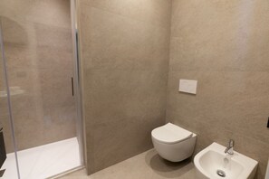 تجهيزات دش، مجففات شعر، مراحيض شطف، مناشف