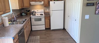 Charming 2-bedroom townhome with WiFi, AC in delightful Lewiston